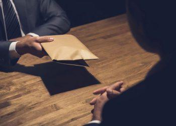 Πώς δρούσε το κύκλωμα των εκβιαστών εφοριακών – Οι «εξυπηρετήσεις», οι εκβιασμοί και ο λογιστής