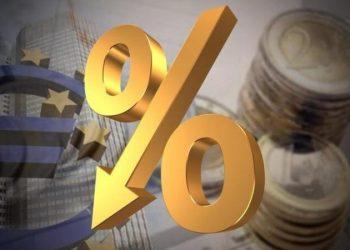 «Ανάσα» για την ελληνική οικονομία η ταχύτερη μείωση των επιτοκίων της ΕΚΤ