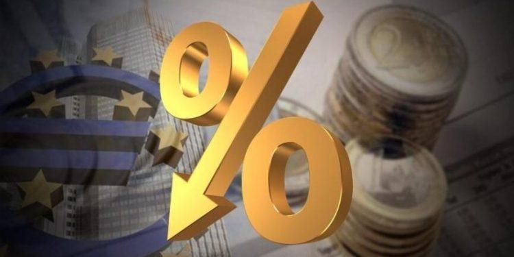 «Ανάσα» για την ελληνική οικονομία η ταχύτερη μείωση των επιτοκίων της ΕΚΤ