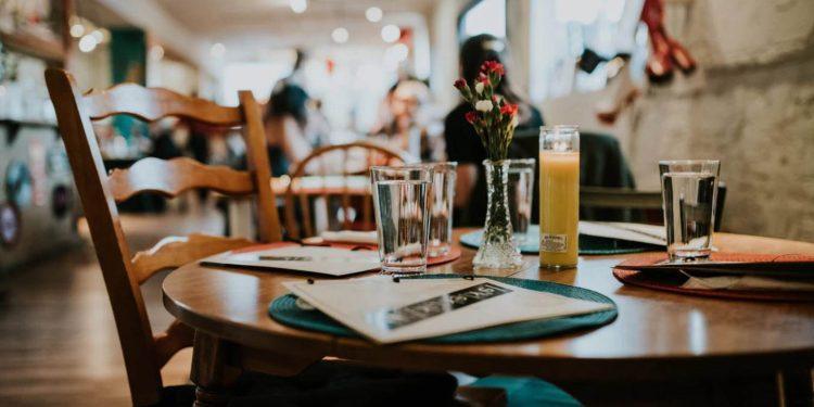 «Το φιλοδώρημα είναι μισθός» – Αντιδράσεις για την απόφαση του Αρείου Πάγου που «ψαλιδίζει» το φιλοδώρημα