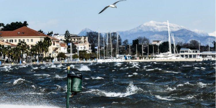 Καιρός: Πτώση θερμοκρασίας και δυνατοί βόρειοι άνεμοι σήμερα