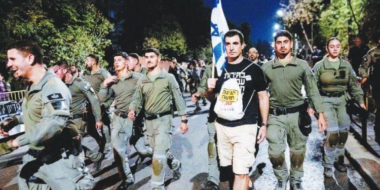 Η Αστυνομία «διαλύει» διαδηλωτές που διαμαρτύρονται κατά της κυβέρνησης του Νετανιάχου και ζητούν απε- λευθέρωση των ομήρων, κοντά στην πρωθυπουργική κατοικία στην Ιερουσαλήμ, Δευτέρα 28 Οκτωβρίου 2024. OHAD ZWIGENBERG/ΑΣΟΣΙΕΪTΕΝT ΠΡΕΣ