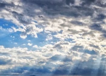 Καιρός: Λίγες νεφώσεις πρόσκαιρα κατά τόπους αυξημένες – Η Θερμοκρασία από 13 έως 25 βαθμούς Κελσίου