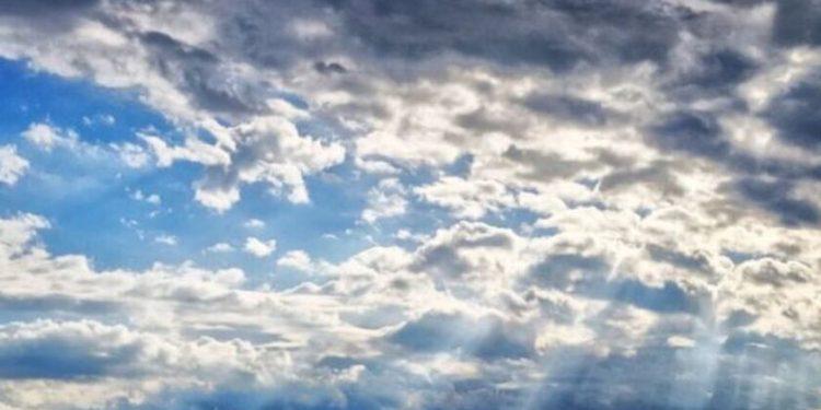 Καιρός: Λίγες νεφώσεις πρόσκαιρα κατά τόπους αυξημένες – Η Θερμοκρασία από 13 έως 25 βαθμούς Κελσίου