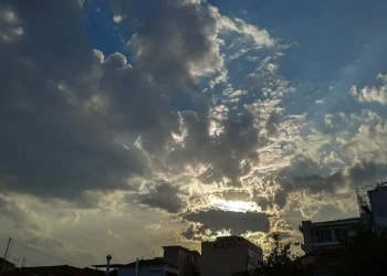 Καιρός: Ισχυροί άνεμοι και θερμοκρασία στους 26 βαθμούς