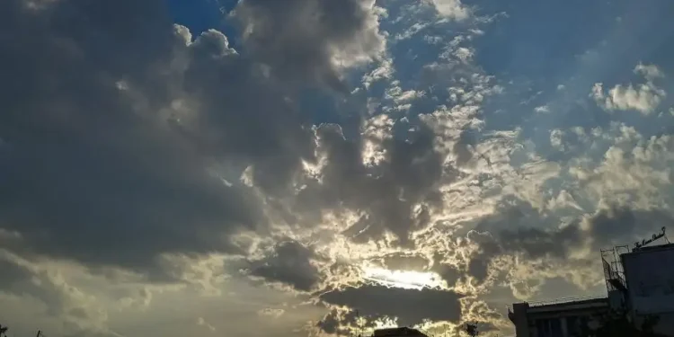 Καιρός: Ισχυροί άνεμοι και θερμοκρασία στους 26 βαθμούς