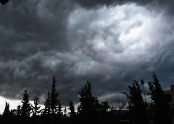 Καιρός: Με τοπικές βροχές, πτώση θερμοκρασίας και ισχυρούς ανέμους μας αφήνει Οκτώβριος