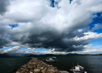 Καιρός σήμερα: Τοπικές βροχές και ισχυροί άνεμοι