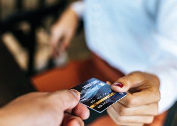 Έρχεται η προπληρωμένη κάρτα για τα επιδόματα – Πότε θα τεθεί σε εφαρμογή και ποιους αφορά