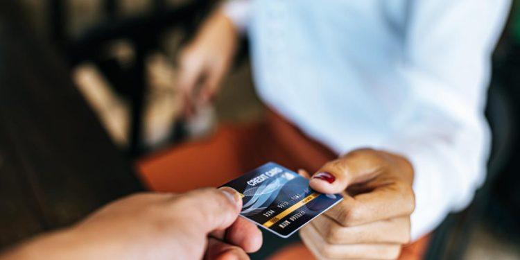 Έρχεται η προπληρωμένη κάρτα για τα επιδόματα – Πότε θα τεθεί σε εφαρμογή και ποιους αφορά