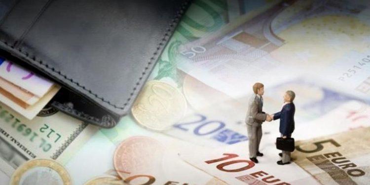 Κατώτατος μισθός: Σε δύο δόσεις θα εφαρμοστεί ο νέος μηχανισμός καθορισμού του