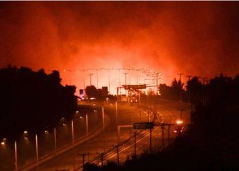 Δύσκολη νύχτα στα πύρινα μέτωπα της Κορινθίας – Έκλεισε τμήμα της Εθνικής οδού