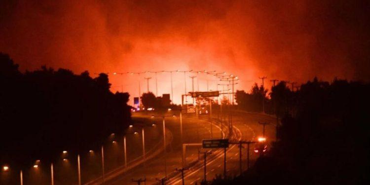 Δύσκολη νύχτα στα πύρινα μέτωπα της Κορινθίας – Έκλεισε τμήμα της Εθνικής οδού