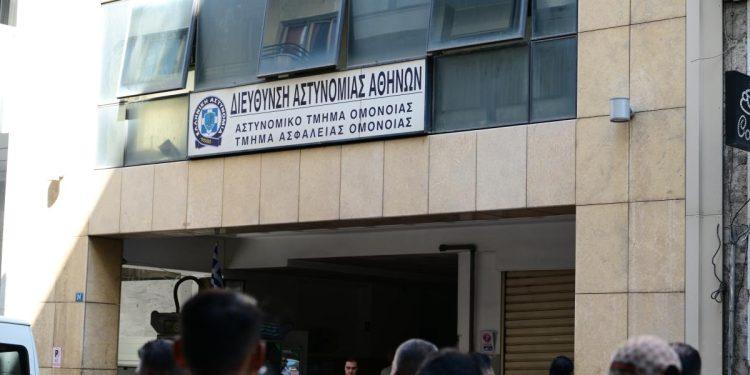 Απομακρύνθηκε ο διοικητής του ΑΤ Ομονοίας μετά από αυτοκτονία και απόδραση κρατουμένων