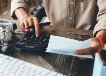 Ελεύθεροι επαγγελματίες: Πώς θα υπολογιστεί το τεκμαρτό εισόδημα το 2025 βάσει των ΚΑΔ