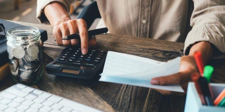 Ελεύθεροι επαγγελματίες: Πώς θα υπολογιστεί το τεκμαρτό εισόδημα το 2025 βάσει των ΚΑΔ