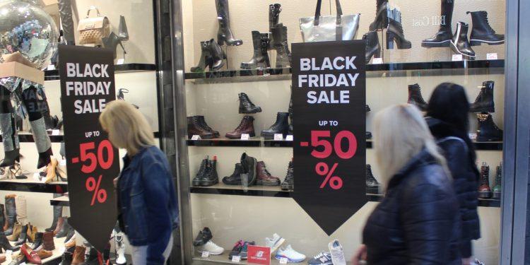 Έρχεται η Black Friday – Πότε αρχίζουν οι μεγάλες προσφορές