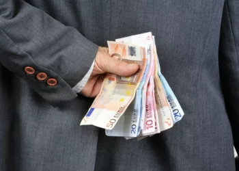 Κέρκυρα: Η διευθύντρια της ΔΟΥ έδειξε τον δρόμο για να ξεσκεπαστεί το κύκλωμα των εκβιαστών