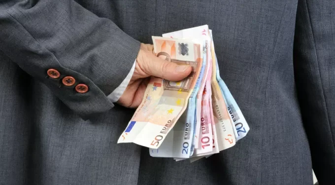 Κέρκυρα: Η διευθύντρια της ΔΟΥ έδειξε τον δρόμο για να ξεσκεπαστεί το κύκλωμα των εκβιαστών