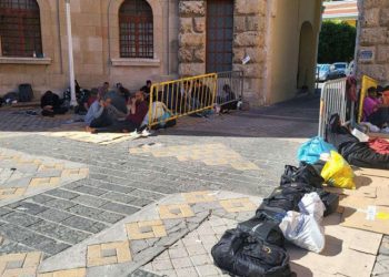 Χάος με τους μετανάστες στη Ρόδο: Μένουν σε χαρτόκουτα και σκηνές στο κέντρο της πόλης