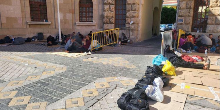 Χάος με τους μετανάστες στη Ρόδο: Μένουν σε χαρτόκουτα και σκηνές στο κέντρο της πόλης