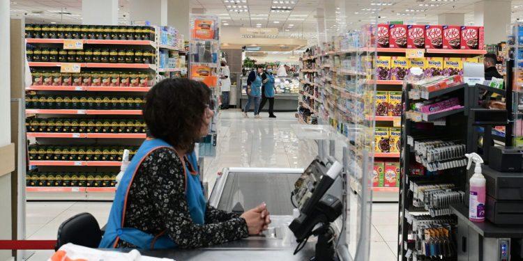 Μειώσεις τιμών στο ράφι: Ποια προϊόντα μπαίνουν στη λίστα