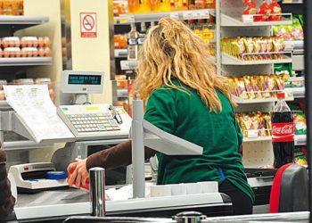 Καταναλώνουμε λιγότερο κρέας, λάδι, φρούτα και γαλακτοκομικά