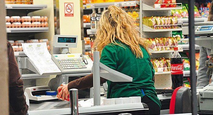 Καταναλώνουμε λιγότερο κρέας, λάδι, φρούτα και γαλακτοκομικά