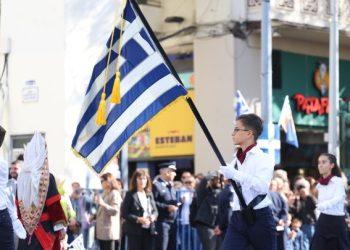 Με σύμμαχο τον καλό καιρό η μαθητική παρέλαση στη Θεσσαλονίκη – Δηλώσεις επισήμων