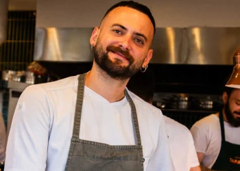 Ταράτσα: ένα αλέγκρο bar restaurant που φτιάχνει κεμπάπ και παστουρμά