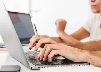 Επιδότηση έως 17.000 ευρώ για ανέργους που θέλουν να ανοίξουν επιχείρηση