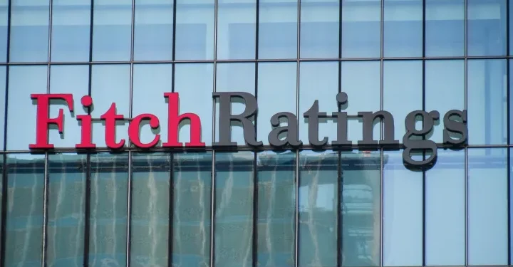 Fitch: Σταθερή αξιολόγηση για την Ελλάδα στη βαθμίδα “BBB-“