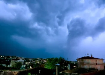 Καιρός σήμερα: Βουτιά της θερμοκρασίας με βροχές και χιόνια στα ορεινά