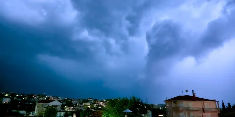 Καιρός σήμερα: Βουτιά της θερμοκρασίας με βροχές και χιόνια στα ορεινά