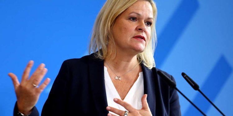 Κρίσιμες Συζητήσεις για το Μεταναστευτικό: Η Επίσκεψη της Νάνσι Φέζερ στην Ελλάδα