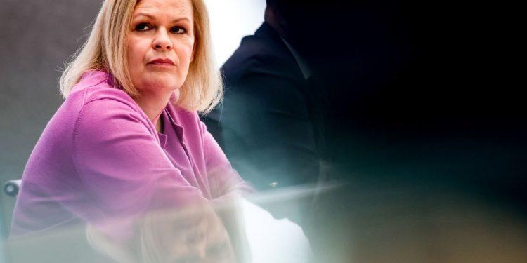 Κρίσιμες Συζητήσεις για το Μεταναστευτικό: Η Επίσκεψη της Νάνσι Φέζερ στην Ελλάδα