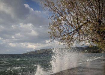 Πρόγνωση καιρού για την Τρίτη 5 Νοεμβρίου: Νεφώσεις, τοπικές βροχές και ισχυροί άνεμοι στο Αιγαίο