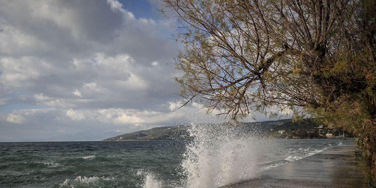 Πρόγνωση καιρού για την Τρίτη 5 Νοεμβρίου: Νεφώσεις, τοπικές βροχές και ισχυροί άνεμοι στο Αιγαίο