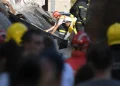 Συνεργεία δίασωσης ερευνούν τα συντρίμμια του σιδηροδρομικού σταθμού του Νόβι Σαντ την Παρασκευή 1 Νοεμβρίου 2024. AP Photo