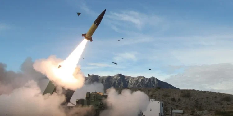 Ουκρανία: Κλιμάκωση στη Στρατηγική των ΗΠΑ – Η Απόφαση Μπάιντεν και οι Διεθνείς Αντιδράσεις