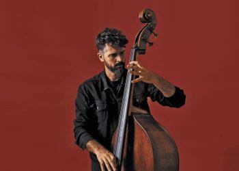 Ο διεθνούς φήμης μπασίστας Πέτρος Κλαμπάνης©Yannis Bournias