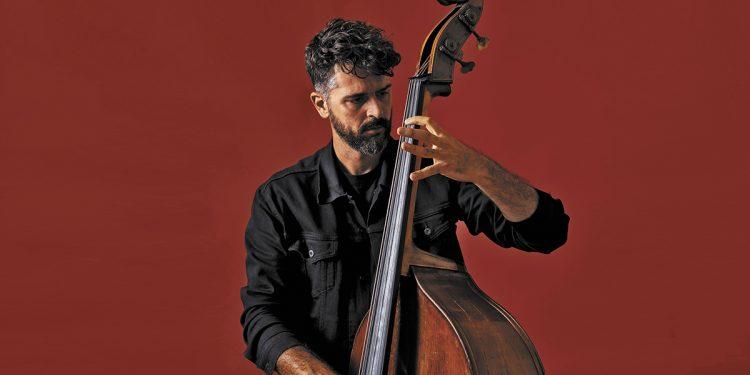 Ο διεθνούς φήμης μπασίστας Πέτρος Κλαμπάνης©Yannis Bournias