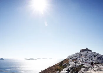 Το ελληνικό νησί με τη λευκή άμμο που μπήκε στους 100 «κρυμμένους παραδείσους» του κόσμου