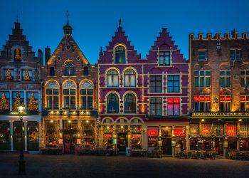 Tην περίοδο των γιορτών στη Μπρυζ, ηχεία στους κεντρικούς δρόμους της παλιάς πόλης παίζουν χριστουγεννιάτικα τραγούδια αλλά και βαλς/Photo: Unsplash Tην περίοδο των γιορτών στη Μπρυζ, ηχεία στους κεντρικούς δρόμους