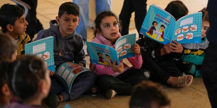 Τα εκτοπισμένα παιδιά στον Λίβανο κάνουν μάθημα μέσα σε ένα σχολείο που χρησιμοποιείται ως καταφύγιο AP Photo/Hassan Ammar