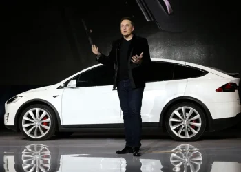Eκτινάχθηκε η μετοχή της Tesla, εταιρίας του Έλον Μασκ που στήριξε φανατικά τον Τραμπ