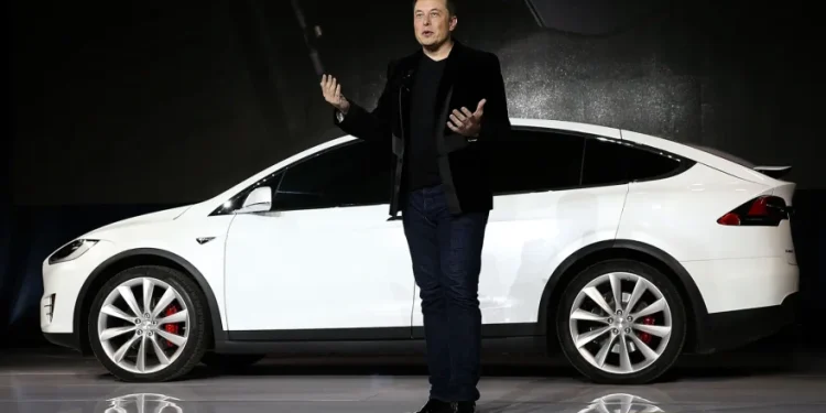 Eκτινάχθηκε η μετοχή της Tesla, εταιρίας του Έλον Μασκ που στήριξε φανατικά τον Τραμπ