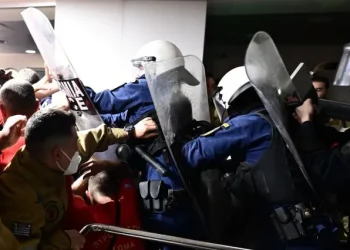 Υπουργείο Πολιτικής Προστασίας: Ξύλο και χημικά από την ΕΛΑΣ στους Πυροσβέστες