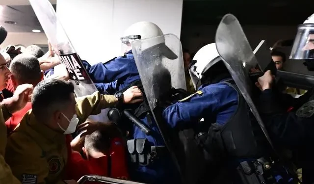 Υπουργείο Πολιτικής Προστασίας: Ξύλο και χημικά από την ΕΛΑΣ στους Πυροσβέστες