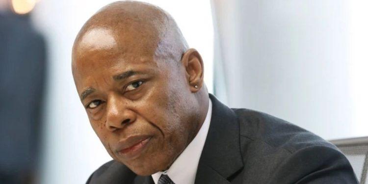 Ο δήμαρχος της Νέας Υόρκης θα δικαστεί κατηγορούμενος για διαφθορά